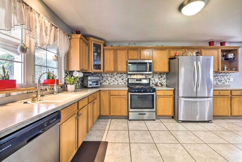 Large Cleveland Home w/ Fire Pit + Backyard!