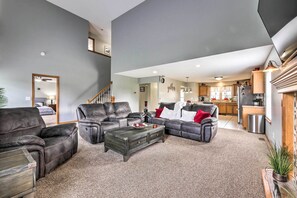 Interior - Large Cleveland Home w/ Fire Pit + Backyard! (Brook Park)