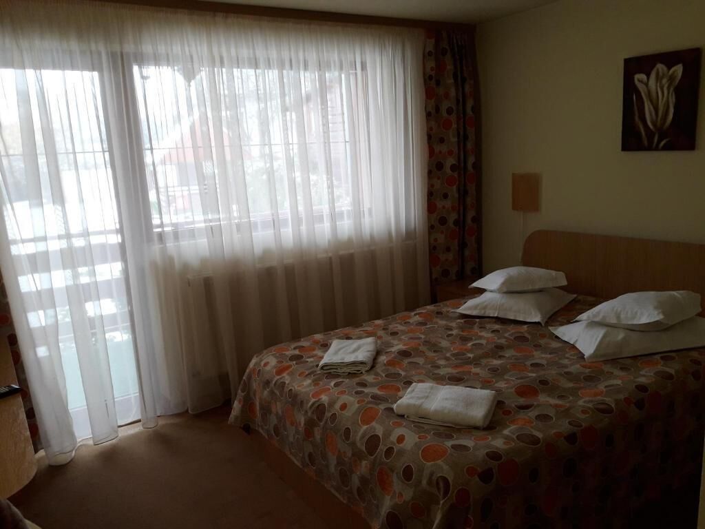 Minibar, escritorio, tabla de planchar con plancha y wifi gratis 