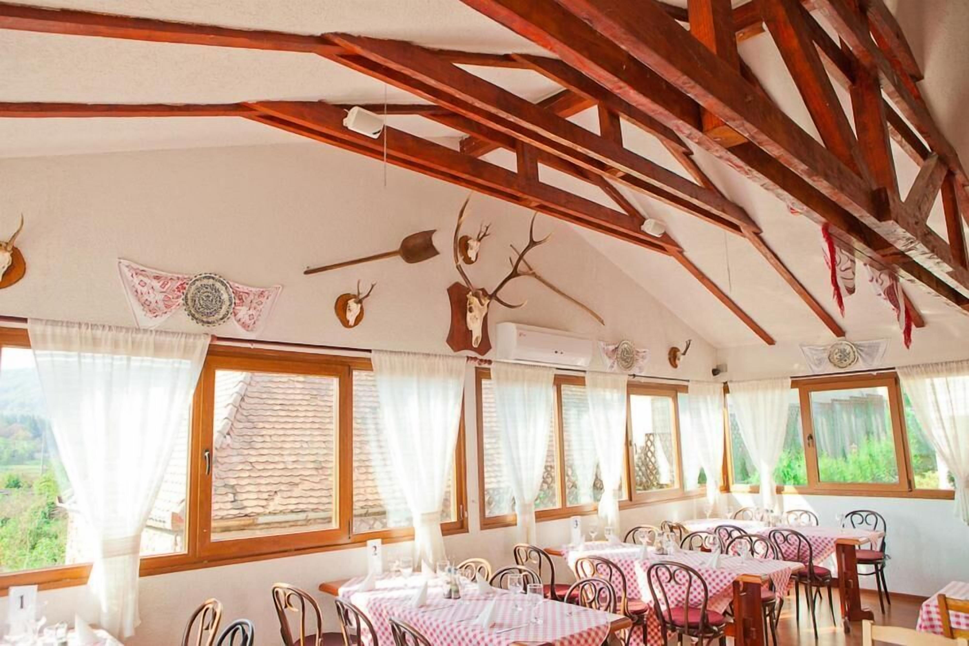 迷你吧、办公桌、熨斗/熨衣板、免费 WiFi