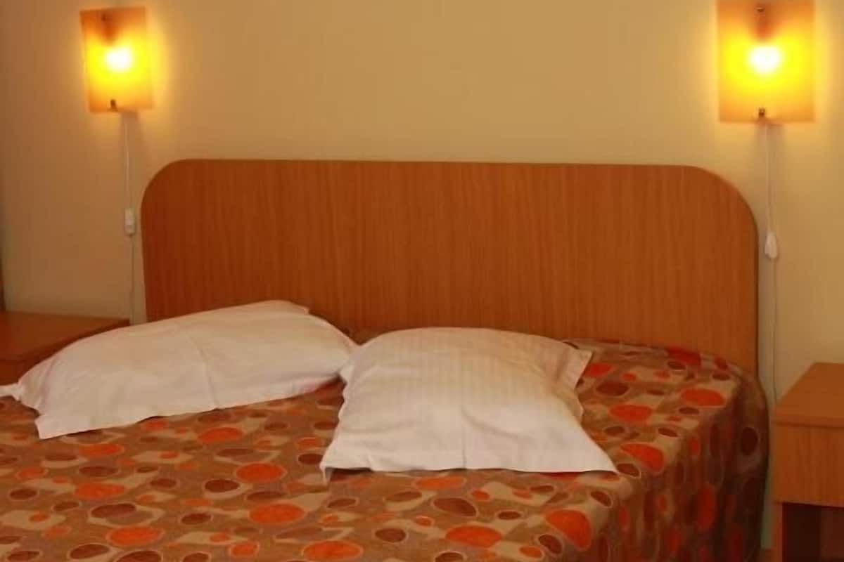 Camera Economy, 1 letto matrimoniale, vista resort | Minibar, una scrivania, ferro/asse da stiro, Wi-Fi gratuito