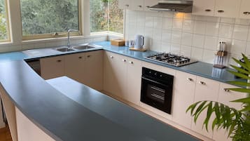 Geladeira, micro-ondas, fogão, cooktop