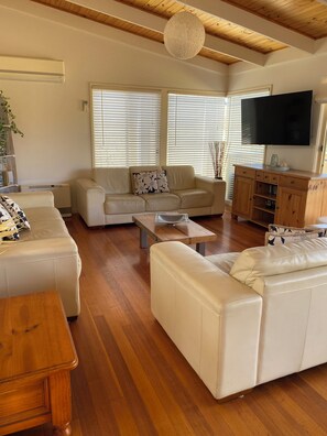 Smart TV, video games, DVD player, books - Jan Juc Beach Break - Walk to Beach, Pet Friendly (Jan Juc)