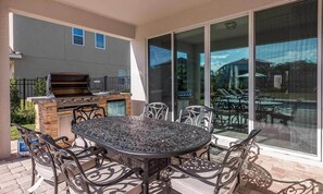 Outdoor dining - Sun-Kissed Villa with Private Pool at Encore (Kissimmee)
