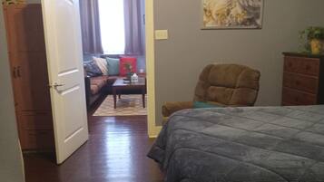 1 多间卧室、客房内保险箱、办公桌、熨斗/熨衣板