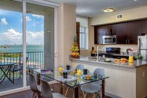 Appartement exécutif, 2 chambres, vue sur la baie | Cuisine privée | Réfrigérateur, four à micro-ondes, un four, surface de cuisson