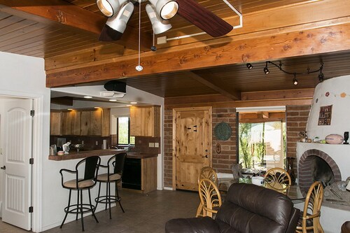 Kaunis koti, jossa on uima-allas, yksityinen, lähellä UA & Downtownia. Hyvät hinnat!