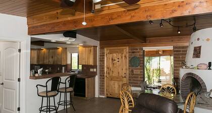 Kaunis koti, jossa on uima-allas, yksityinen, lähellä UA & Downtownia. Hyvät hinnat!