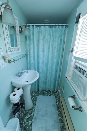 وحدات دش مع أحواض استحمام، مناشف، ورق حمّام