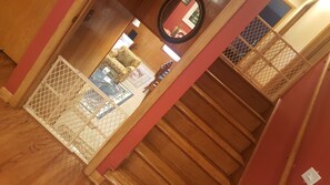 Safety stairs gates for Babies  - Exotic House - Few minutess from O'Hare and Chicago (Des Plaines)
