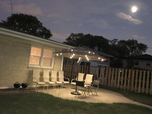 Patio furniture, Umbrella with LED lights and BARBECUE Grill. - Exotic House - Few minutess from O'Hare and Chicago (Des Plaines)