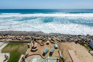 Plage, chaises longues, serviettes de plage