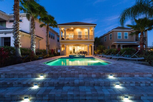 Beheizter Pool, Liegestühle