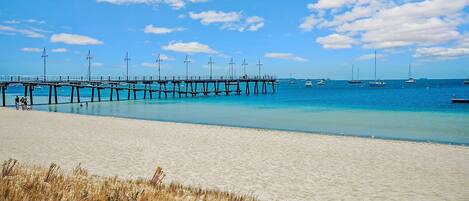 在海灘附近、躺椅