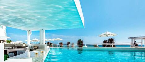 حمّام سباحة مُدفَّأ