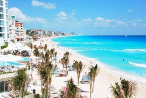 On the beach - VRBO Premier Host  #3703 – Beachfront - Hot Tub Overlooks Ocean timsoceancondos (CANCUN)