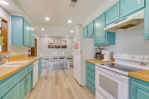 Fridge, microwave, stovetop, dishwasher - 1 Mi to Town: Lake Havasu Home w/ Heated Pool (Lake Havasu City)