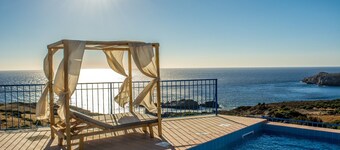 Villa Irene traditionnelle avec piscine privée offrant intimité et vue imprenable!