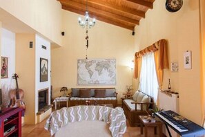 Smart TV, fireplace, books, stereo