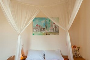 4 chambres, coffres-forts dans les chambres, bureau