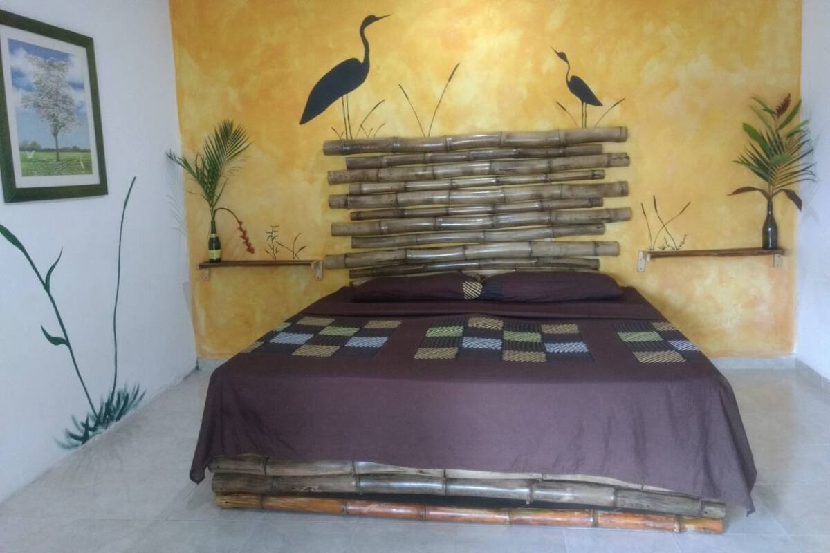 Quarto casal econômico, 1 cama King, vista para a lagoa