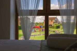 4 habitaciones, tabla de planchar con plancha y cuna de viaje 