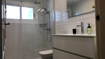 Combined shower/bathtub, towels