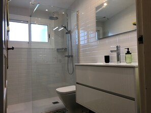 Combined shower/tub, towels - VILLA WITH PRIVATE POOL, A 7 MINUTES FROM THE BEACH AND ONLY 15 KMS OF PORT AVENTURA, - (El Catllar)