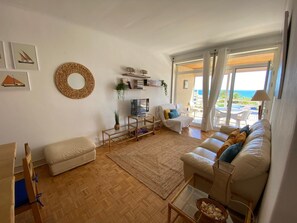 Télévision, lecteur de DVD, vidéothèque