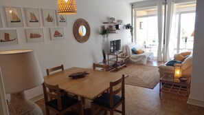 Télévision, lecteur de DVD, vidéothèque