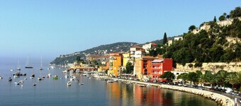 De luxe air-cond 2 sengs apt i nærheten av stranden med stor terrasse og havutsikt