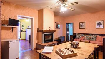 Fernseher, Kamin, Tischfußball, Tischtennisplatte