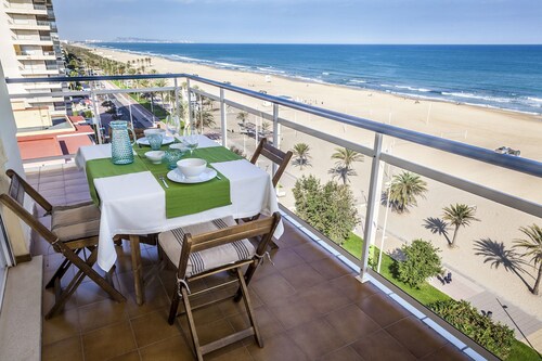 Ocean view condo located steps from the beach. - Only families
