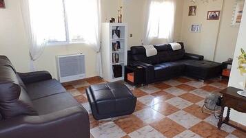 Een televisie, een dvd-speler en een stereo