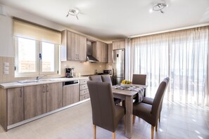 Een koelkast, een oven, een vaatwasser, een koffiezetapparaat/waterkoker