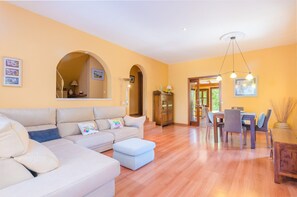 Een televisie en boeken