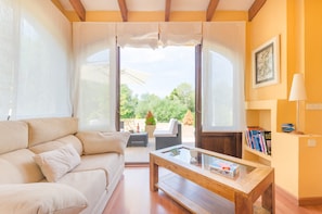 Een televisie en boeken