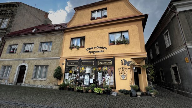 A building with a sign reading "Dům v Centru Apartments" and a storefront labeled "LATKY GALANTERIE". - Dům v Centru (Ceska Kamenice)