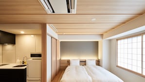 Una camera da letto moderna con un letto, un comodino e un'ampia finestra.