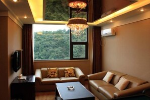 Schreibtisch, Verdunkelungsvorhänge, kostenloses WLAN