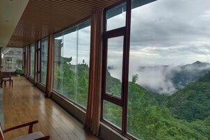 办公桌、遮光窗帘、免费 WiFi