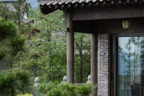 Escritorio, cortinas blackout y wifi gratis 