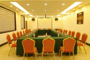 A conference room with a long table, chairs, and bottled water. - Tai Chi Hotel (Shiyan)