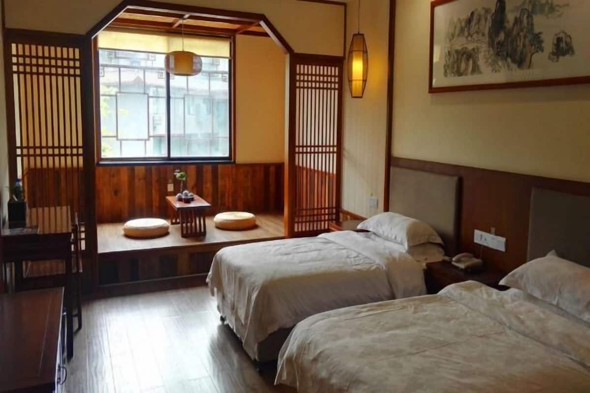 办公桌、遮光窗帘、免费 WiFi