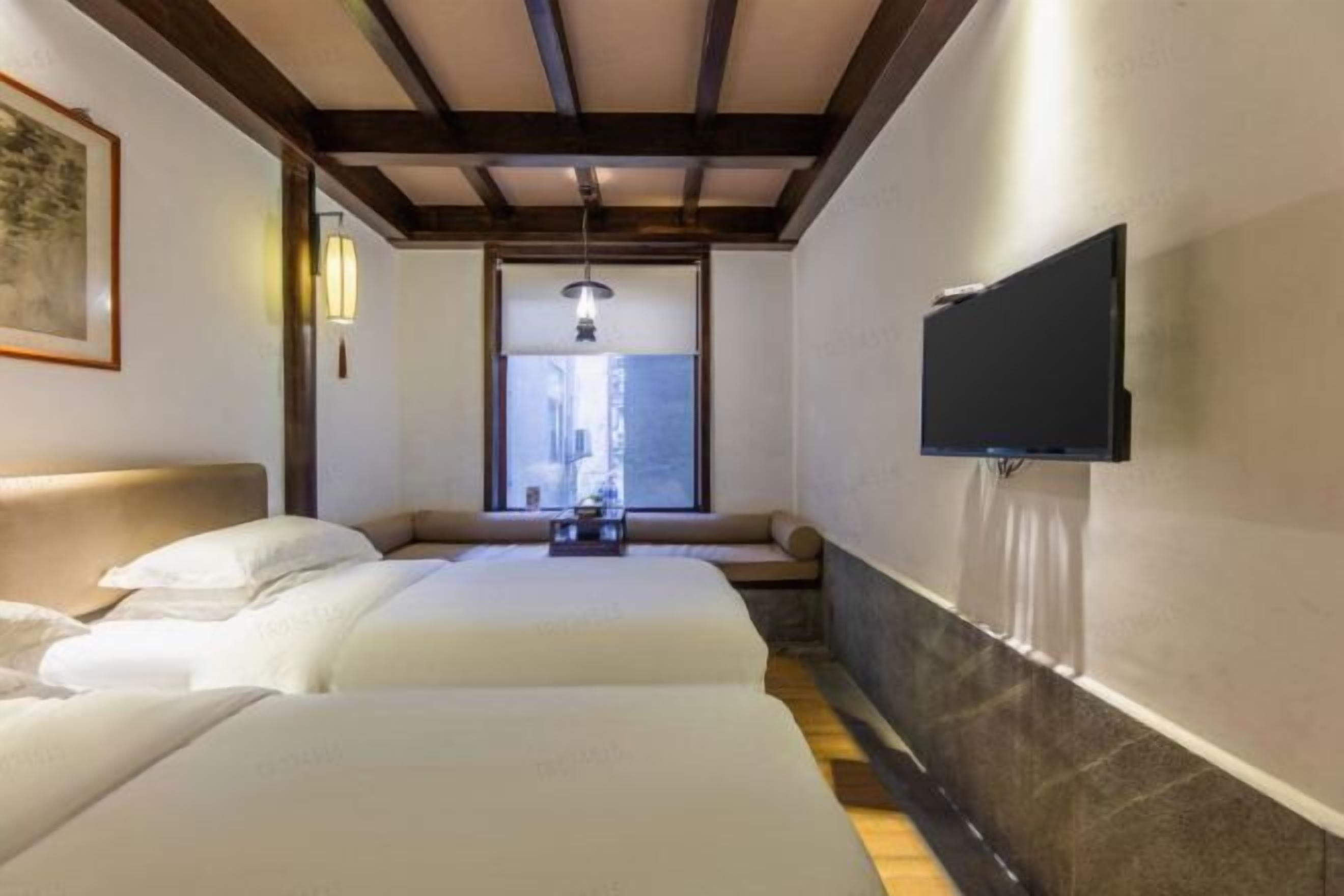 Escritorio, cortinas blackout y wifi gratis 