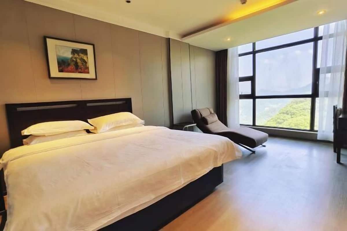 Escritorio, cortinas blackout y wifi gratis