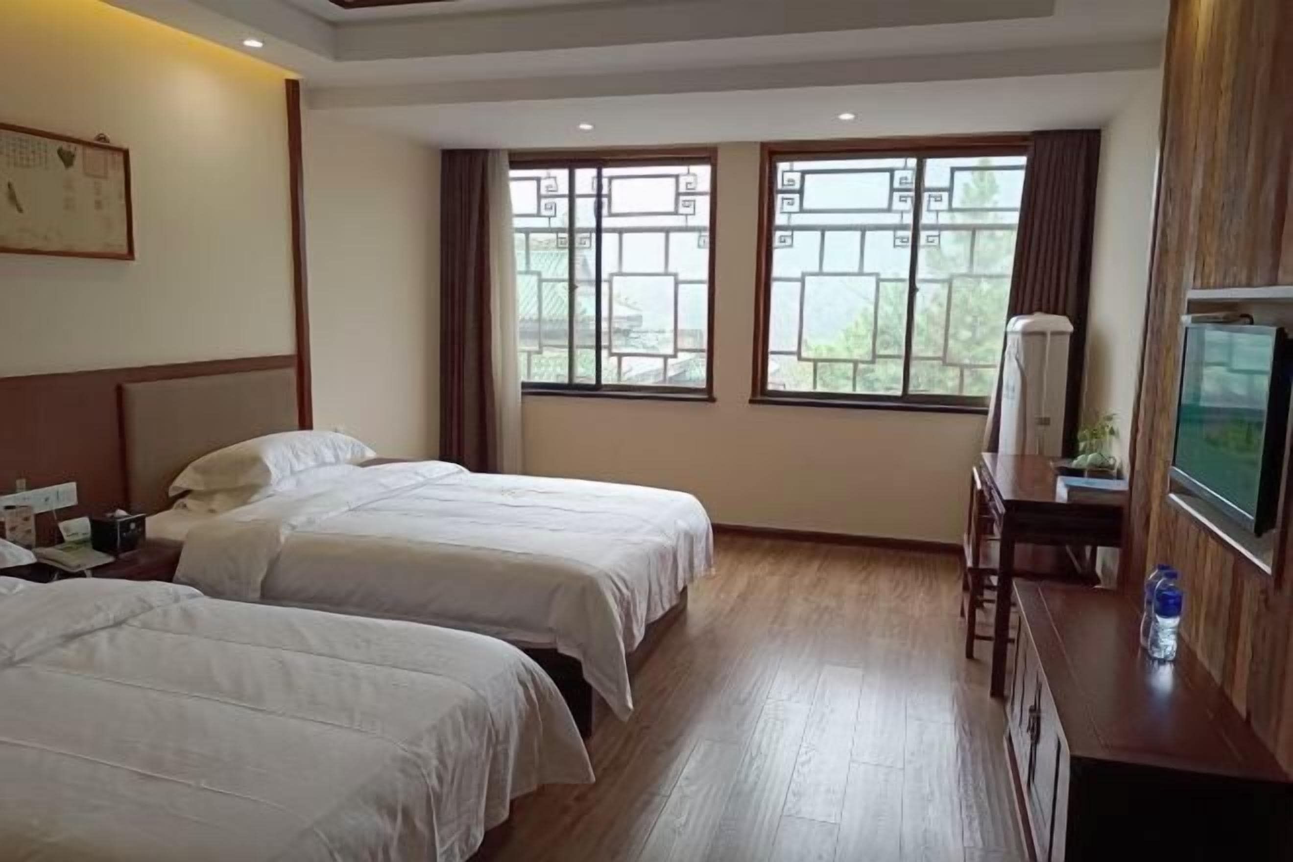 Escritorio, cortinas blackout y wifi gratis 