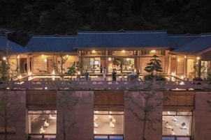 Escritorio, cortinas opacas, wifi gratis