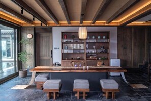 Bureau, rideaux d’obscurcissement, accès au Wi-Fi (inclus)