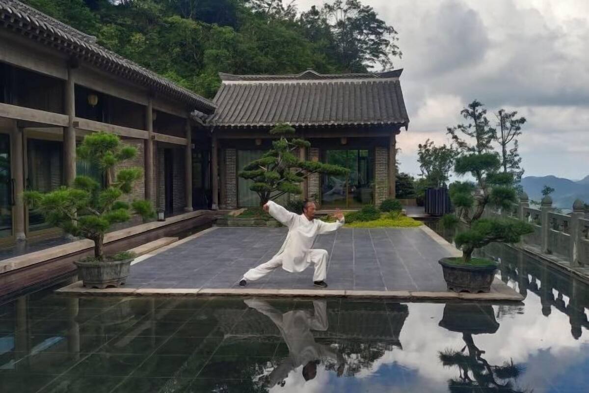 Een bureau, verduisterende gordijnen, gratis wifi